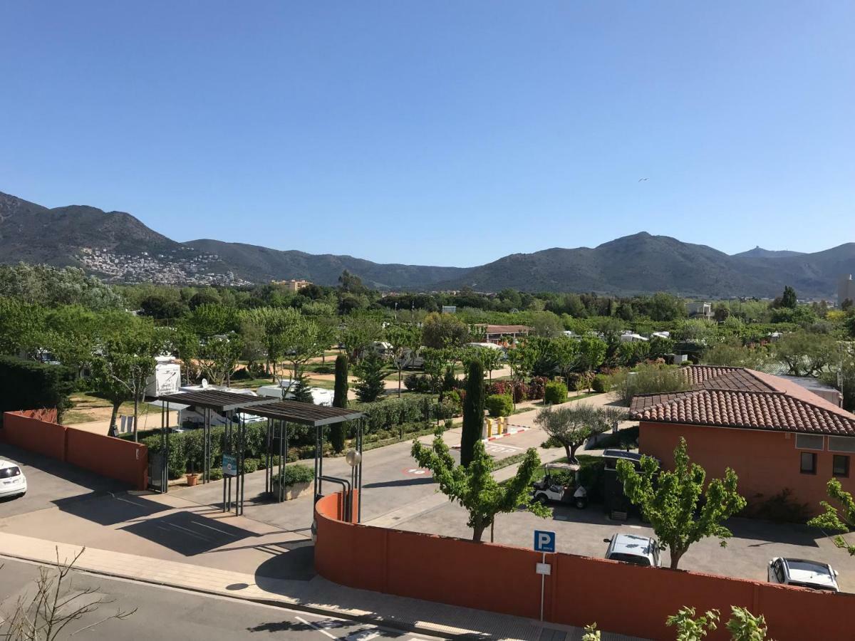 Appartement Plage Salata Rosas Bagian luar foto